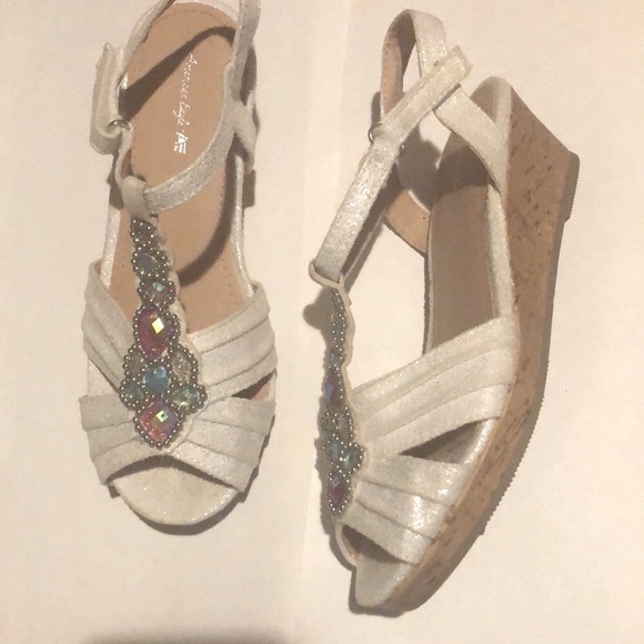 Public Desire Wide Fit - Chaussures à petit talon et bride arrière - Marron suédine